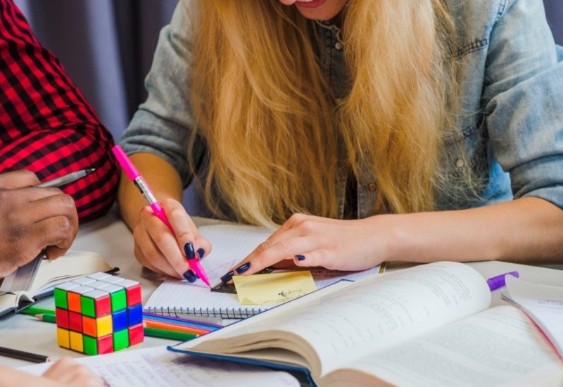 девушка занимается в классе