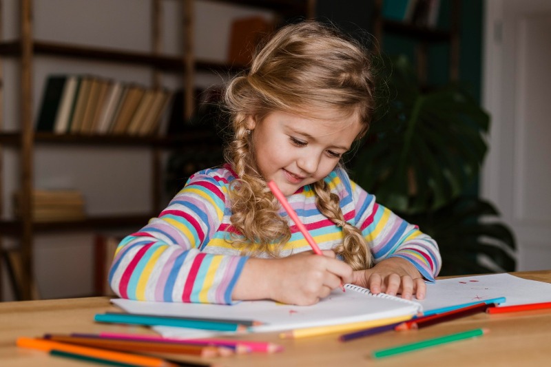 ребенок пишет