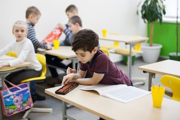 Мальчик со счётами на уроке Мальчик со счётами на уроке