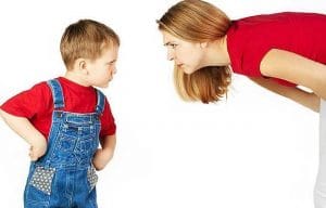 Мальчик и мама смотрят друг на друга