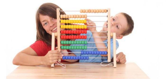 Мама и сын со счётами Мама и сын со счётами